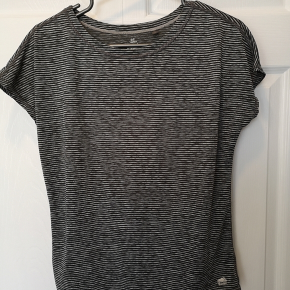 Roots Tops - 3/$15💠💠Roots Round Neck Athletic Tee Size Small